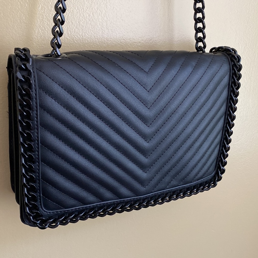 Aldo crossbody handbag in black faux leather w/black metal chain strap/accents